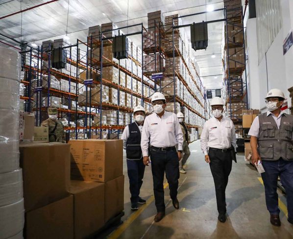 Premier presenta 300 mil pruebas rápidas