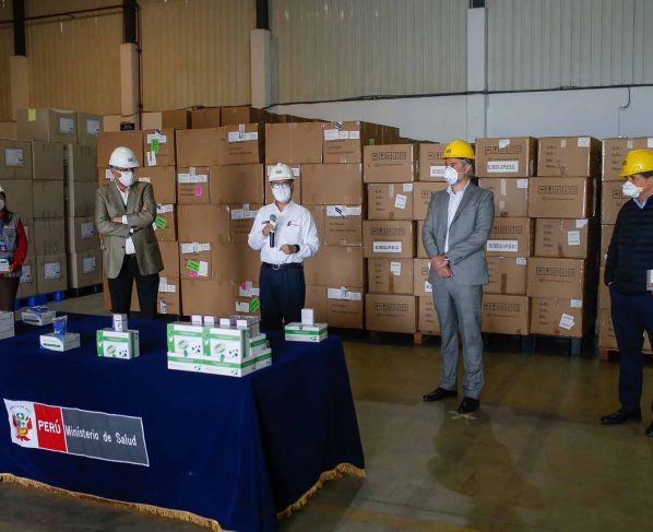 SNMPE dona medio millón de pruebas rápidas para descartar covid-19 al Minsa 
