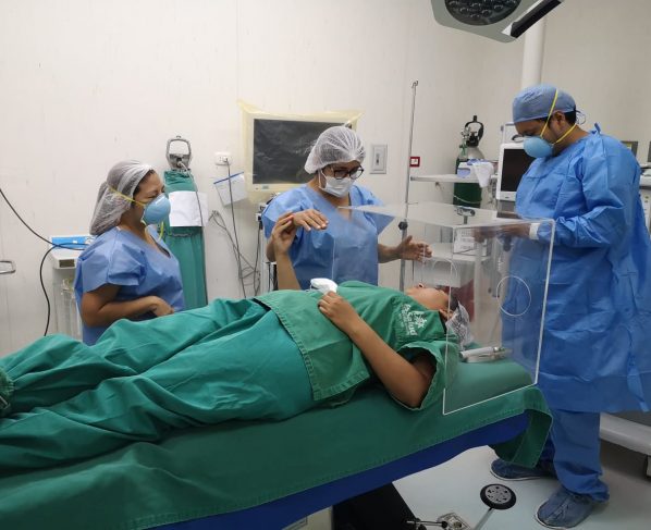 cubículos de protección para médicos durante la intubación y extubación de pacientes en estado crítico