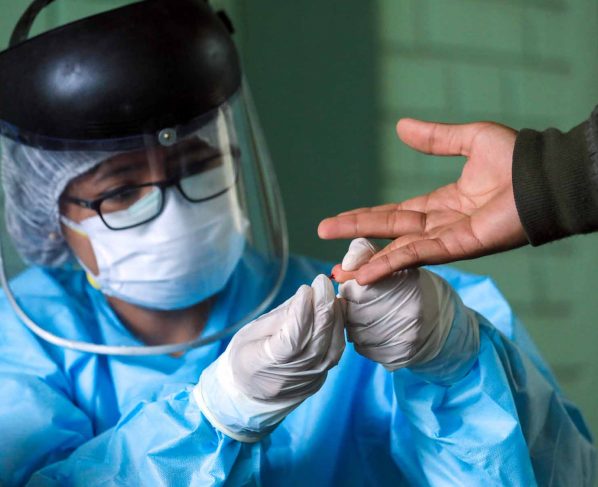 Perú ronda los 880.000 casos y 34.000 fallecidos por la covid-19