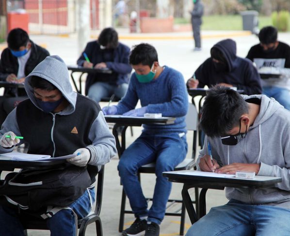 1 400 estudiantes de la UNICA reciben equipos de internet inalámbrico 4G