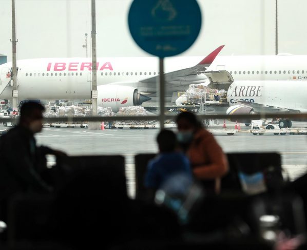 Perú reabre con "anhelo" sus vuelos internacionales tras siete meses aislado