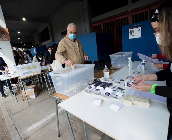 Chilenos decidirán en las urnas si quieren o no reemplazar su actual Carta Magna
