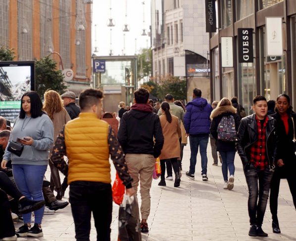 La gente joven tendrá que esperar hasta 2022 para vacunarse contra la COVID-19
