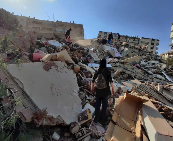 Un muerto y cinco heridos en Samos tras fuerte terremoto en mar Egeo