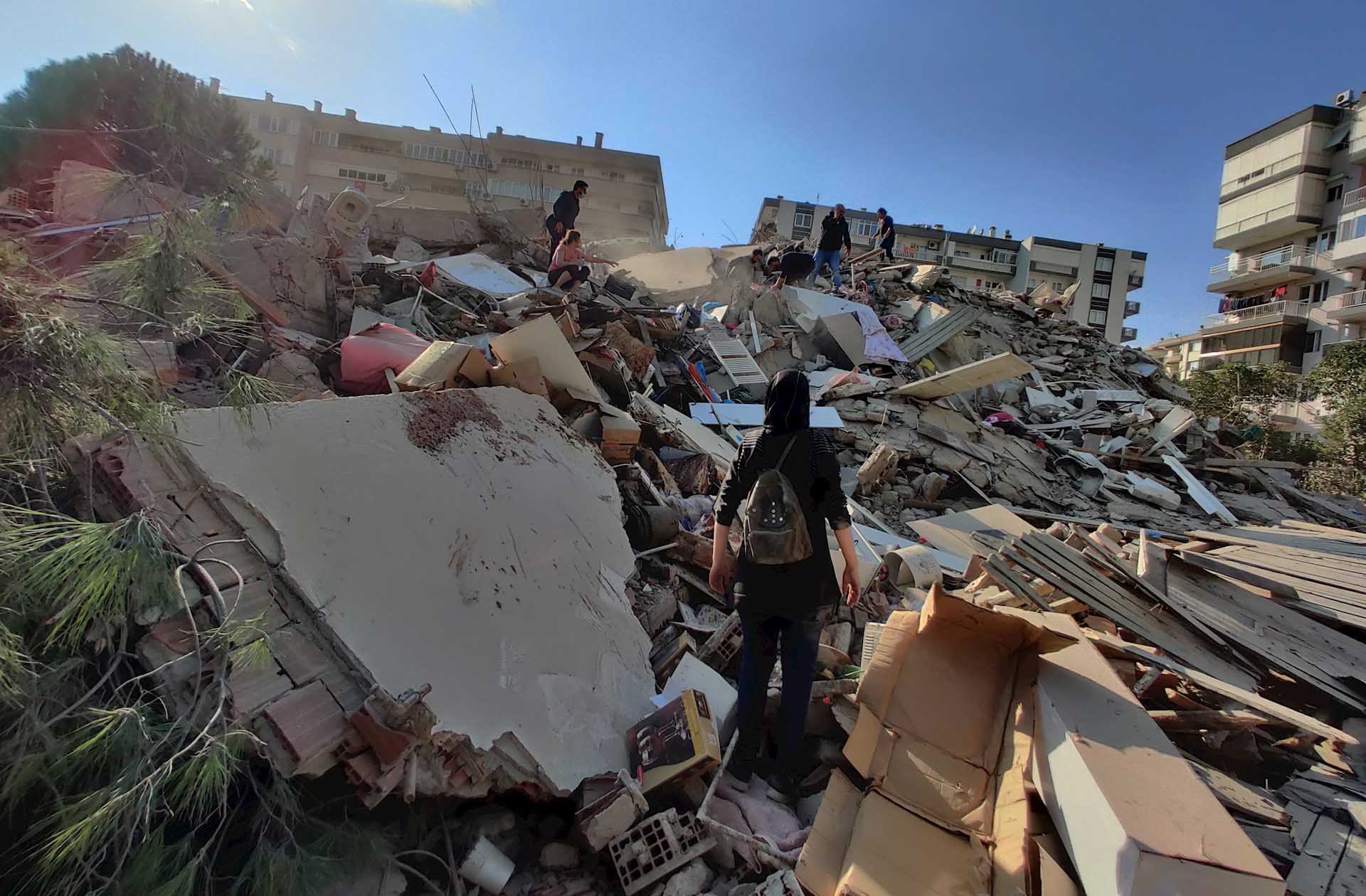 Un muerto y cinco heridos en Samos tras fuerte terremoto en mar Egeo