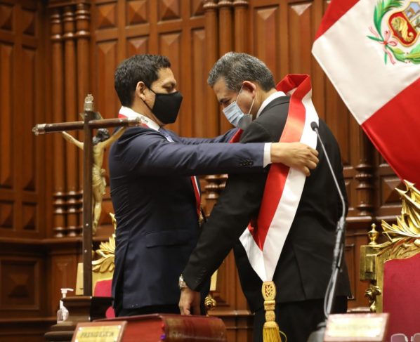 Merino, tercer presidente de Perú en cuatro años con apenas 5.000 votos