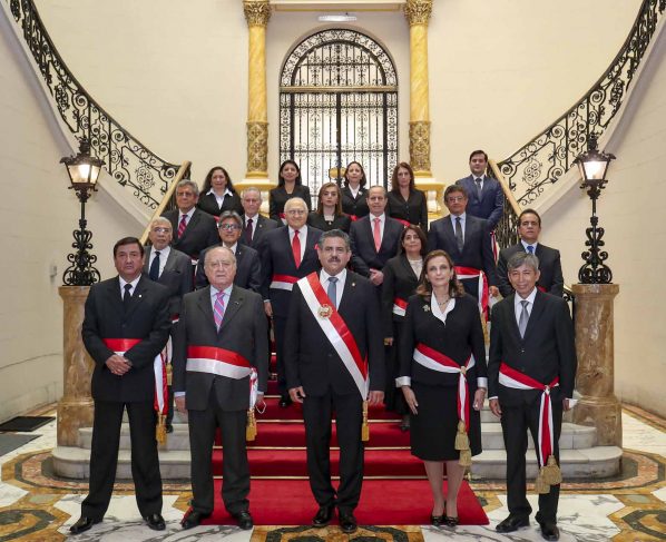 Nuevo presidente de Perú se rodea de un gabinete conservador para gobernar