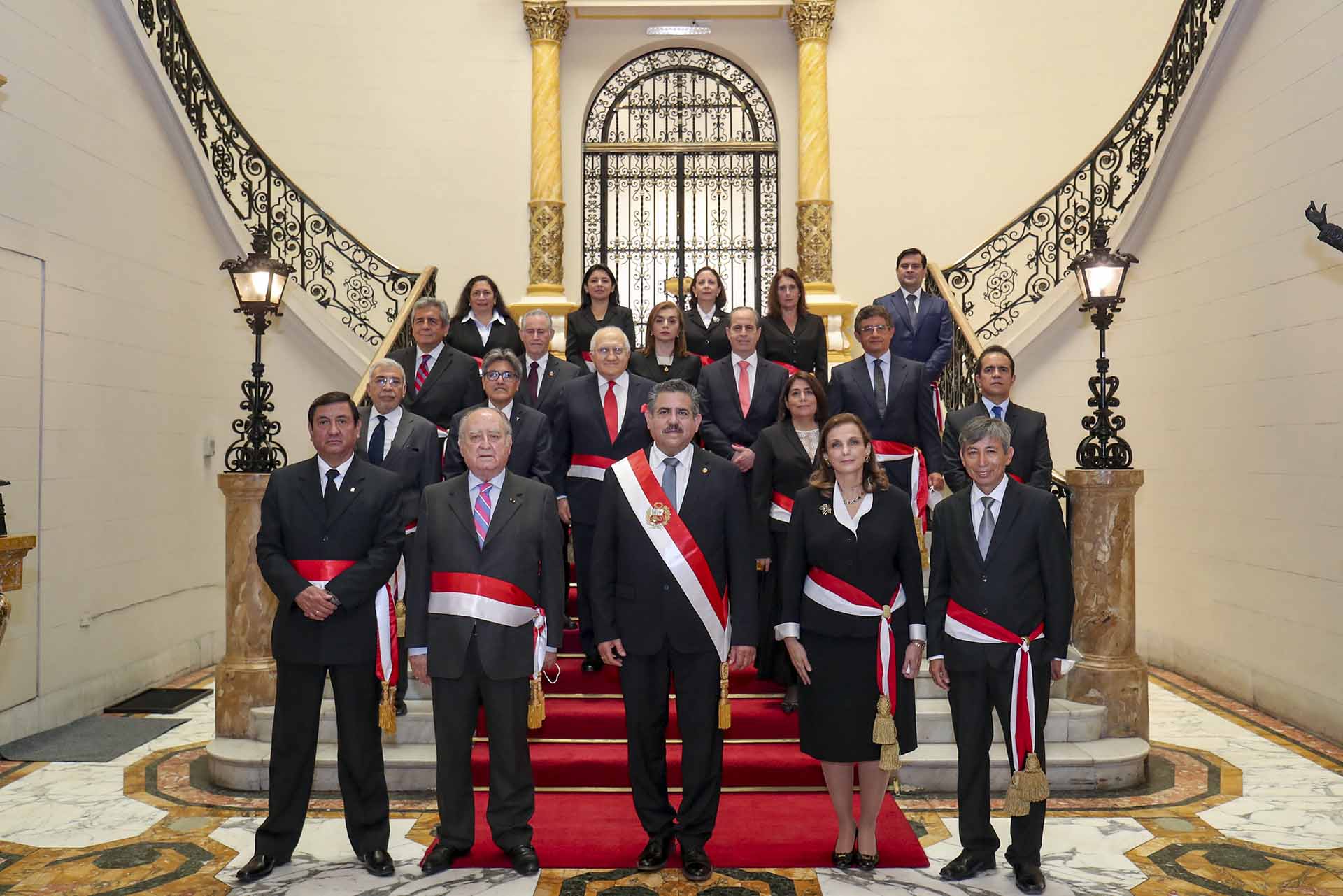 Nuevo presidente de Perú se rodea de un gabinete conservador para gobernar