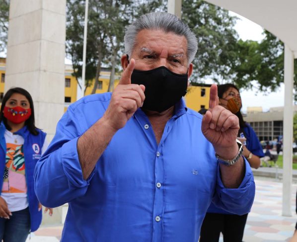 César Acuña promete subir el sueldo mínimo, pero no dijo en cuanto