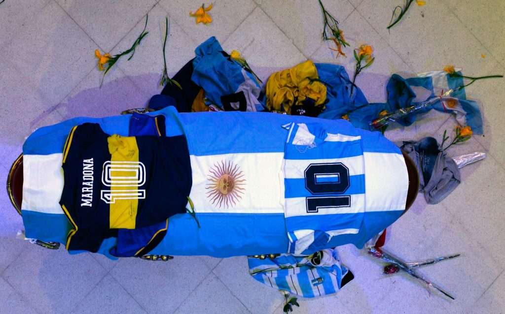 Maradona ya descansa en paz tras una multitudinaria despedida en Argentina