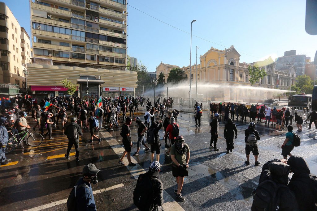 Marchas contra Piñera y violentos desmanes dejan 74 detenidos en Chile