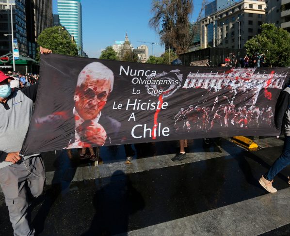 Marchas contra Piñera y violentos desmanes dejan 74 detenidos en Chile