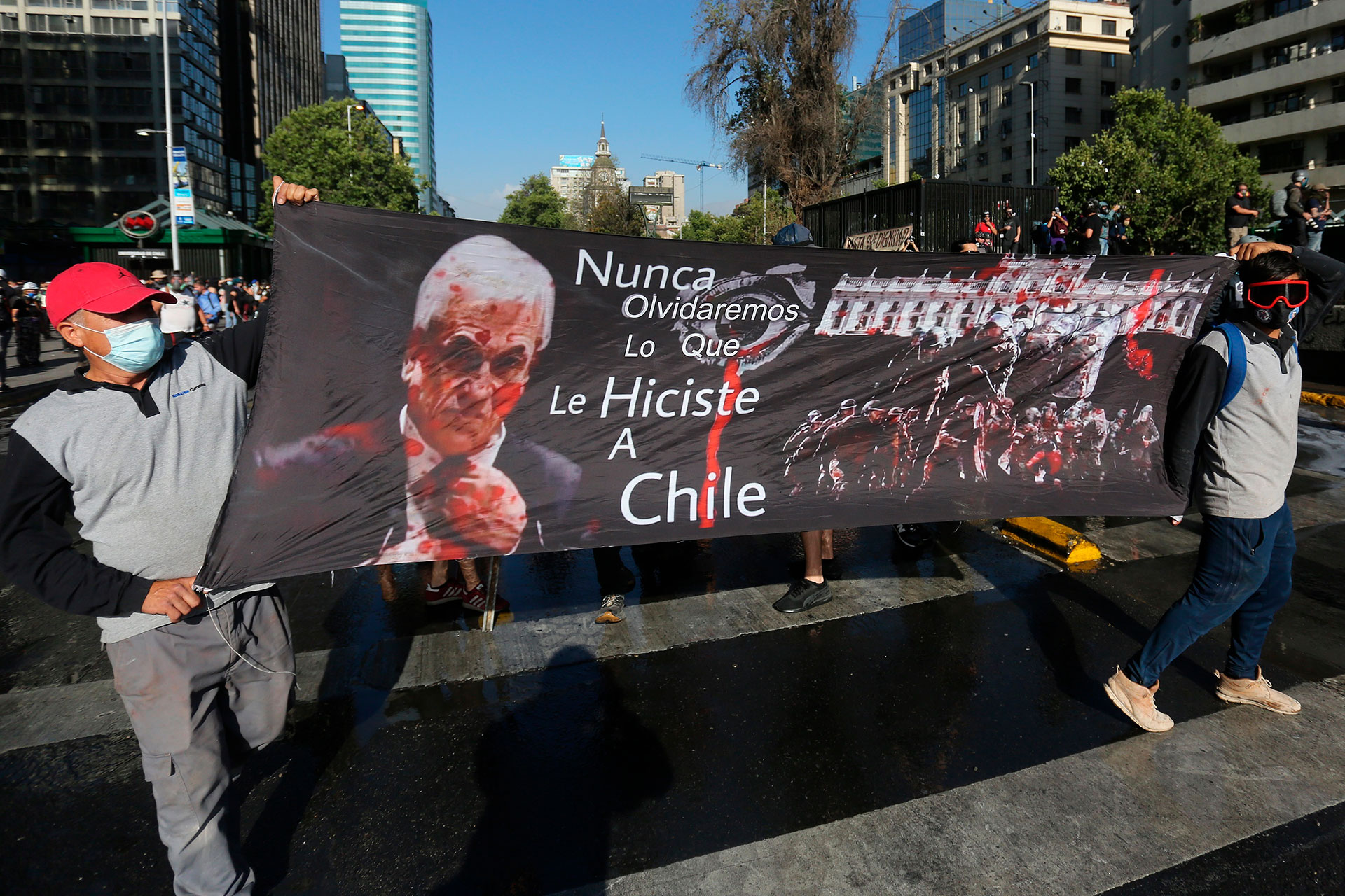 Marchas contra Piñera y violentos desmanes dejan 74 detenidos en Chile