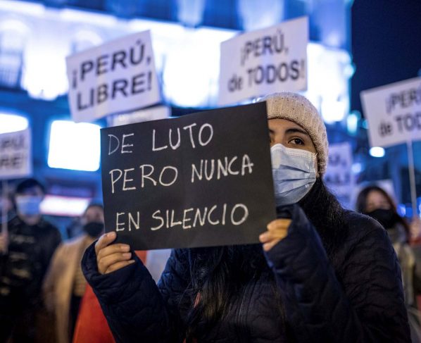 Peruanos protestan en Madrid por la situación política en Perú