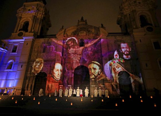 Los miles de fallecidos por la covid-19 fueron homenajeados en una misa al aire libre
