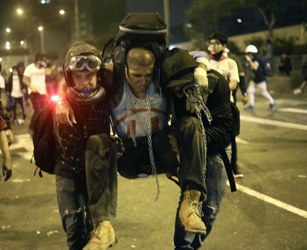 Un muerto y masivo rechazo en la calle debilitan al presidente Merino