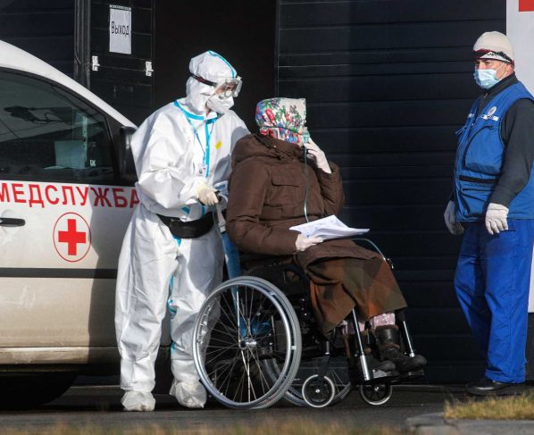 El coronavirus paraliza países europeos y muta en granjas de visones