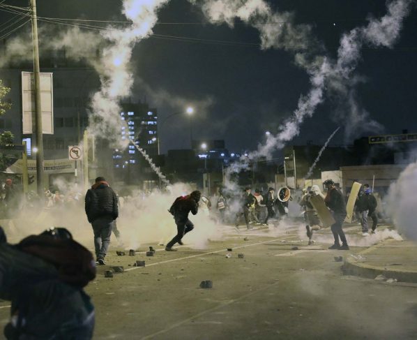 Dos muertos, 94 heridos y 42 desaparecidos deja la noche de violencia en Perú