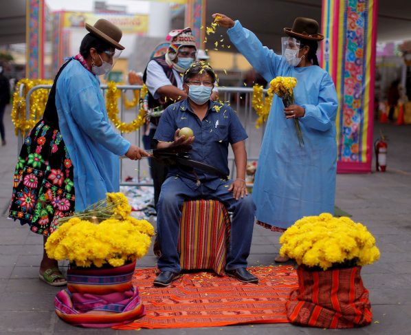 Baños de florecimiento, una ancestral forma de "limpiarse" del pandémico 2020