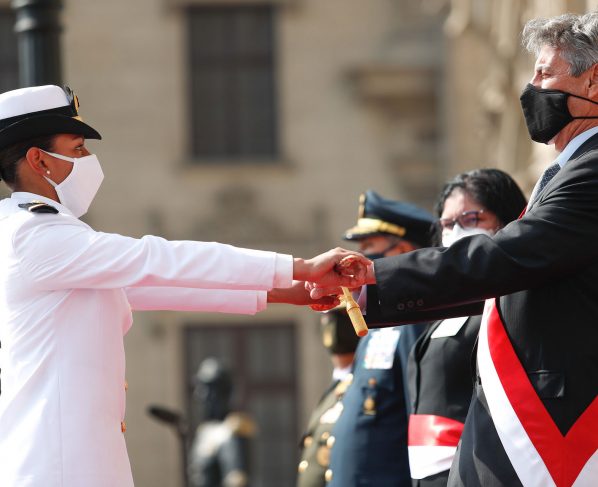 Iqueña Greta Ruiz Laos recibe espada de honor de la Marina de Guerra del Perú