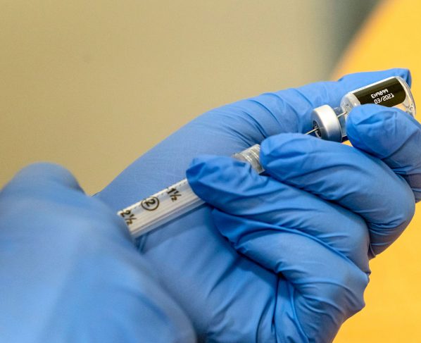 Llega a Chile el primer lote de vacunas contra covid-19 de Pfizer-BioNTech