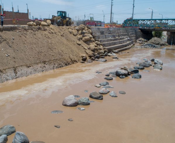 Llegada de agua nueva erosiona base del muro de contención del río Ica en varios tramos