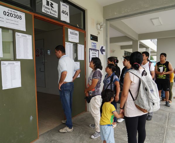 Peruanos, indecisos y fragmentados ante los comicios presidenciales de abril