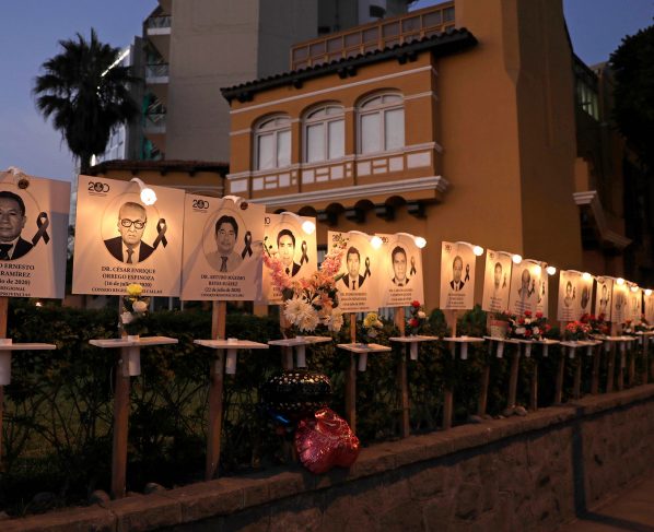Con 275 retratos, el memorial de Perú a sus médicos muertos crece sin parar