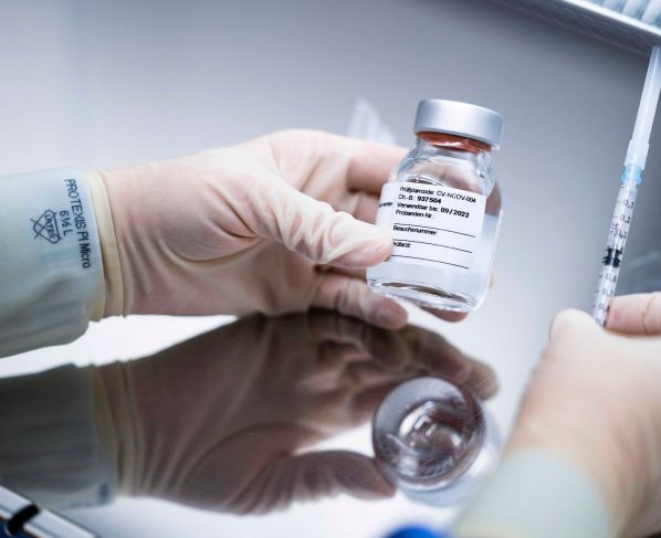 La alemana CureVac lanza la tercera fase de los ensayos de su vacuna