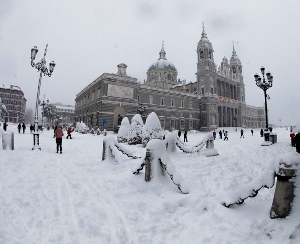 Madrid amanece aún con nieve que comienza a helarse, sin autobuses ni aviones