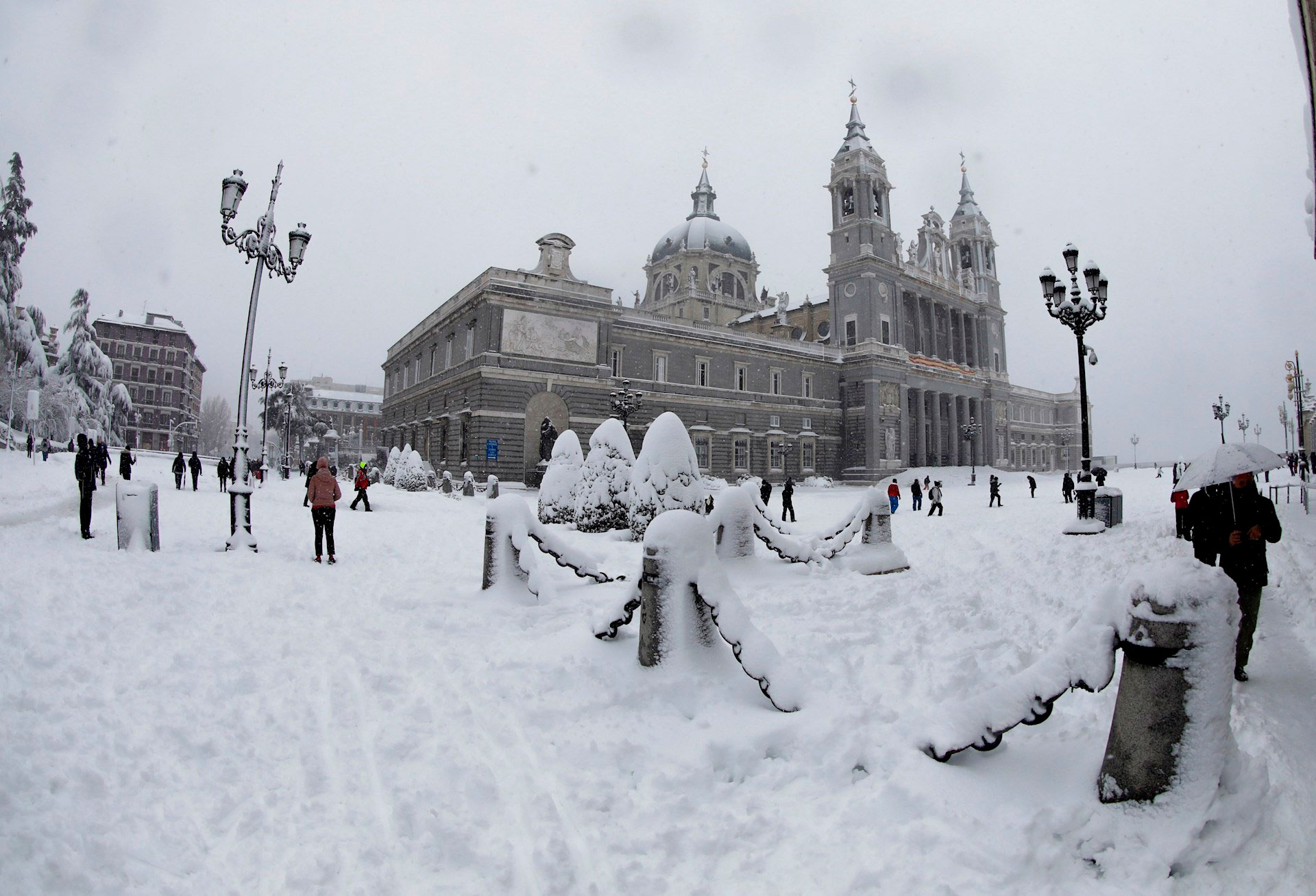 Madrid amanece aún con nieve que comienza a helarse, sin autobuses ni aviones