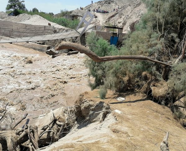 Muro de contención cayó en Paraya por la fuerza del río Ica