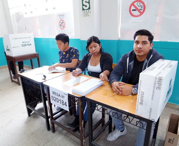 Peruanos piden ser miembros de mesa para recibir bono de 120 soles