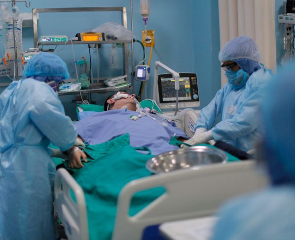 La segunda ola lleva a Perú a rebasar los 100.000 fallecidos durante la pandemia