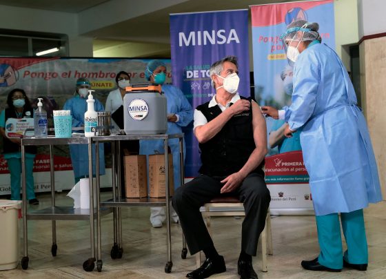 Con su presidente a la cabeza, Perú inicia la vacunación contra la covid-19