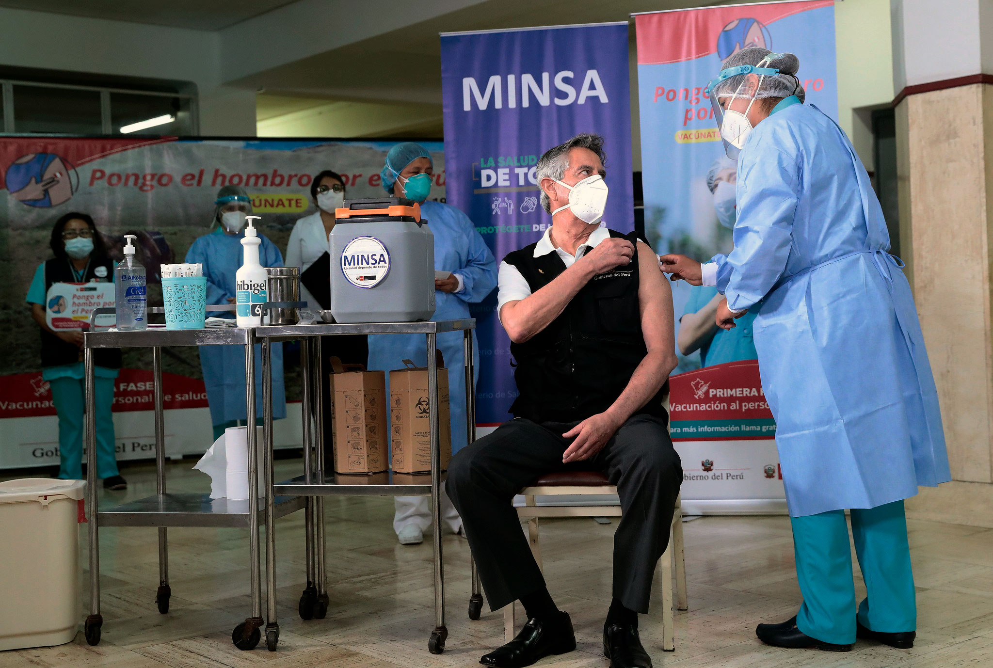 Con su presidente a la cabeza, Perú inicia la vacunación contra la covid-19