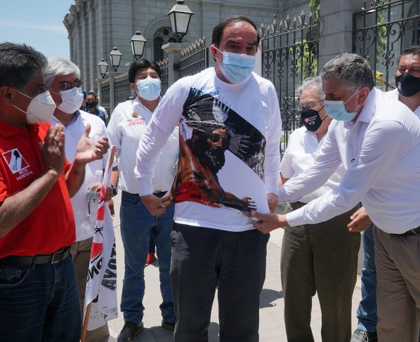 Excongresista disputa primeros lugares en campaña presidencial