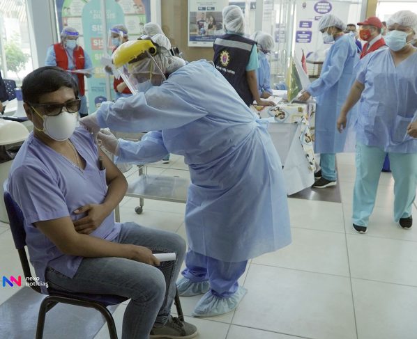 Perú vacuna 256.000 trabajadores de salud y recibe oxígeno de Chile y Ecuador