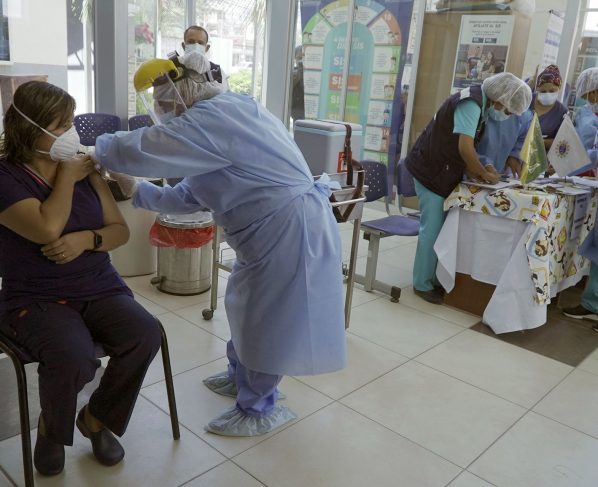 Perú se acerca al medio millón de vacunados contra la covid-19