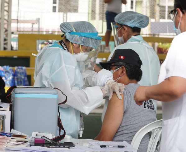 Perú vacunó a medio millón de habitantes y espera dosis de Pfizer en abril