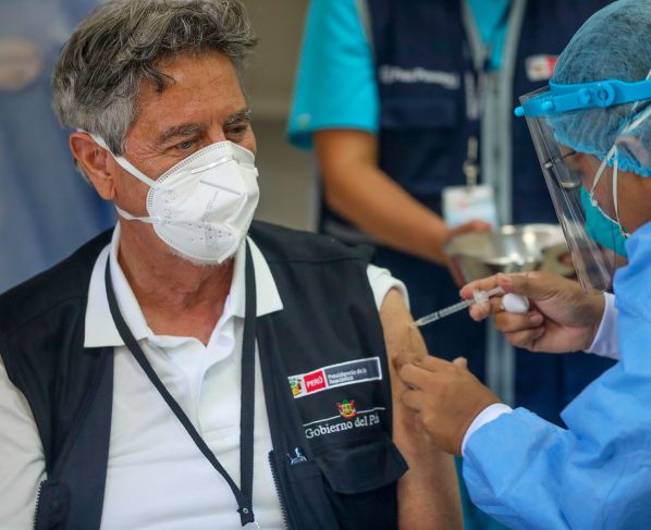 Presidente Sagasti afirma que hay estafadores que ofrecen vacunas falsificadas