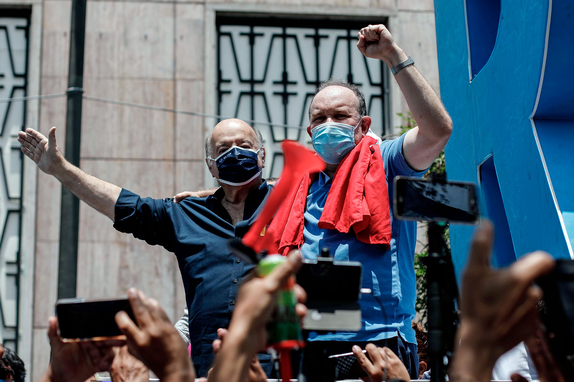 Rafael López Aliaga es acusado de golpista por sus oponentes