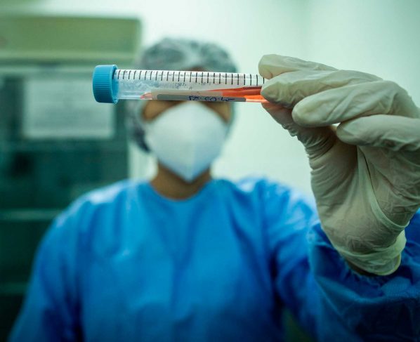 Científicos estudian una nueva variante de la covid-19 originada en Perú o en Chile