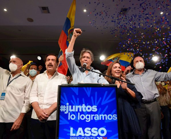 Ecuador gira a la derecha y la ultraizquierda pasa a segunda vuelta en Perú