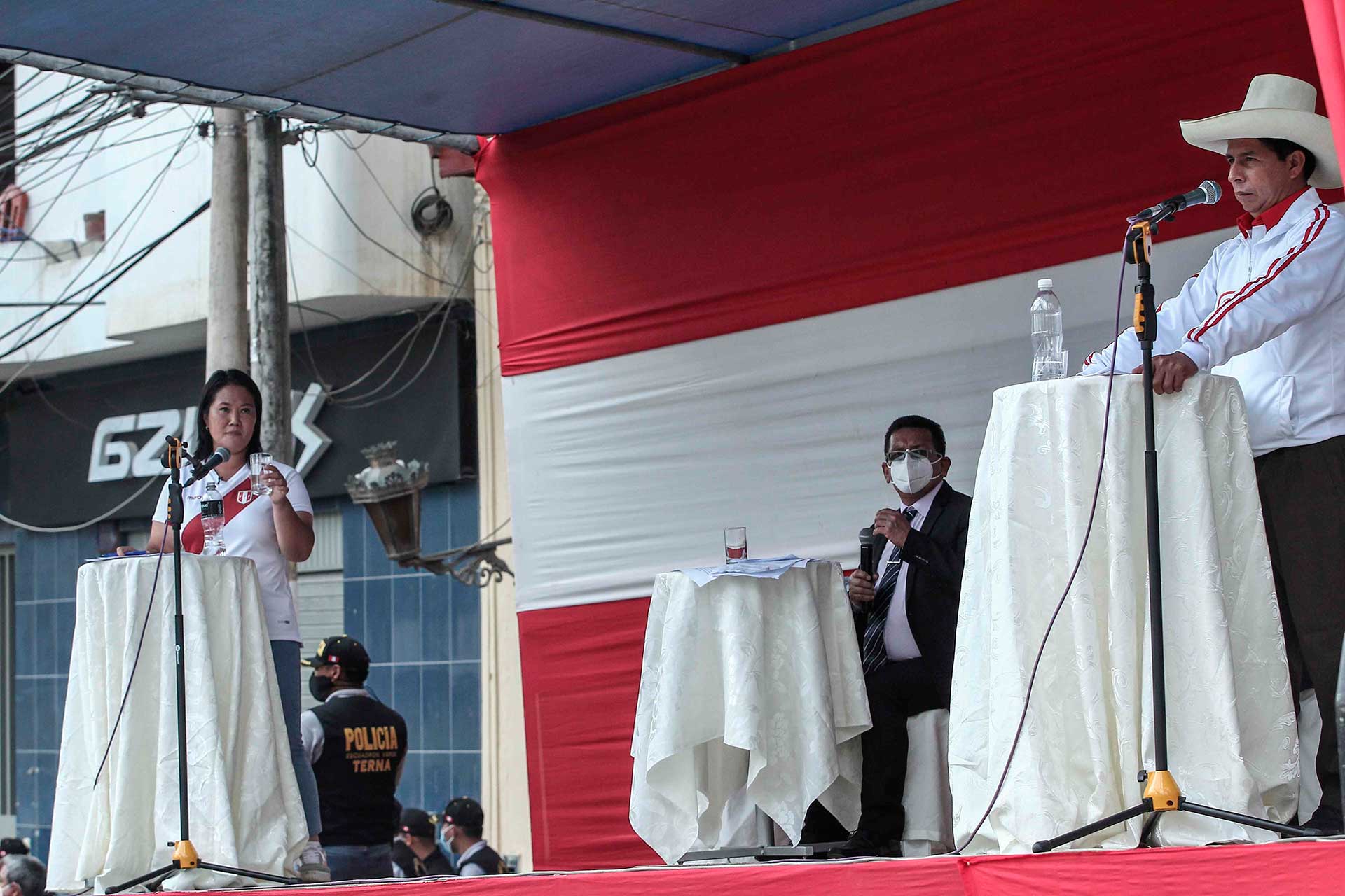 Castillo y Fujimori compiten en populismo en su primer cara a cara