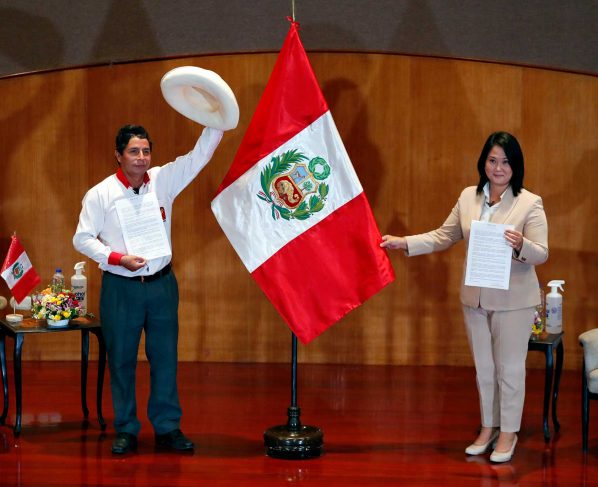 Castillo y Fujimori juran defender la democracia y estado de Derecho