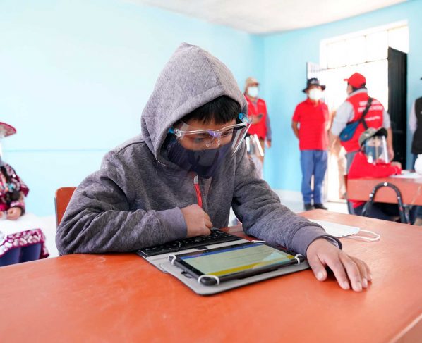 Con casi 500 escuelas, Perú retorna muy lentamente a las clases presenciales