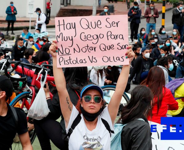 J Balvin pide parar la "guerra civil" que se vive en Colombia
