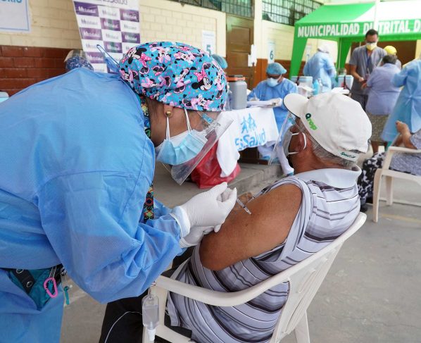 Perú tiene 2,2 millones de vacunas aplicadas y avanza más rápido en su plan